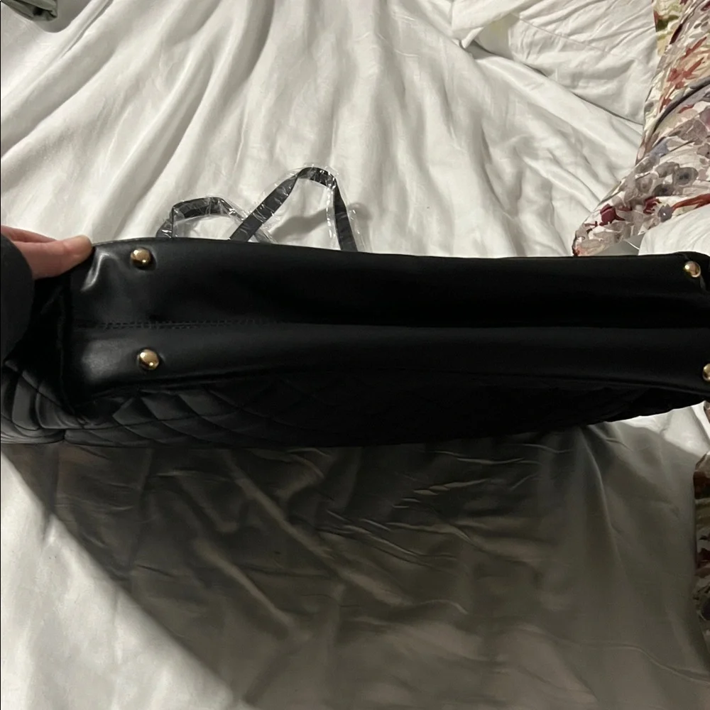 GG Collection Black Quilted Travel Bag - Picture 7 of 10